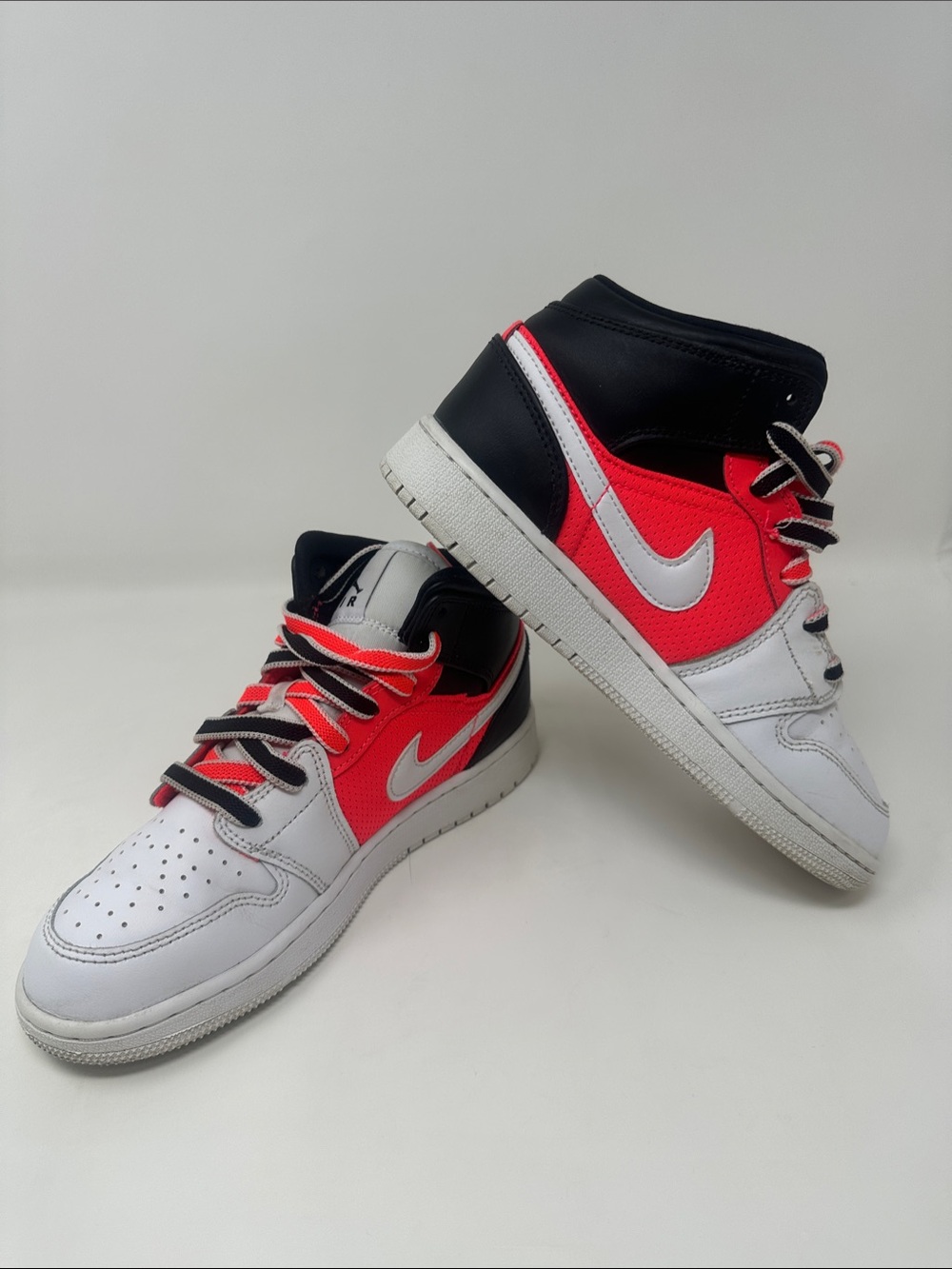 Nike Low-Top Sneakers in White, Orange, Black